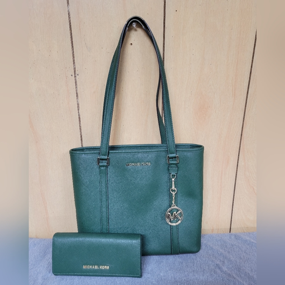 Michael Kors Green Leather Tote and Wallet Set -Inperfect/damaged